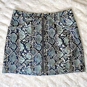 Luxe Women’s Blue Faux Snakeskin Zippered Mini Skirt with Pockets Size Medium